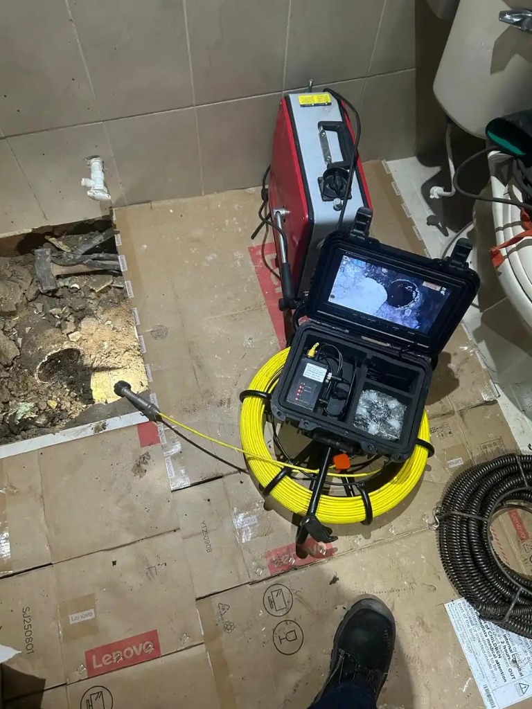 Unidad digital de inspección CCTV mostrando rotura interna de tubería con equipo rotativo
