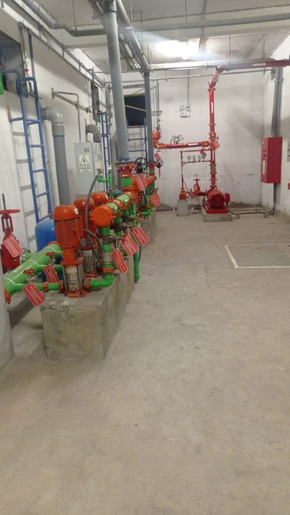 Técnico Novoaqua en sala de electrobombas y manifolds de presión constante