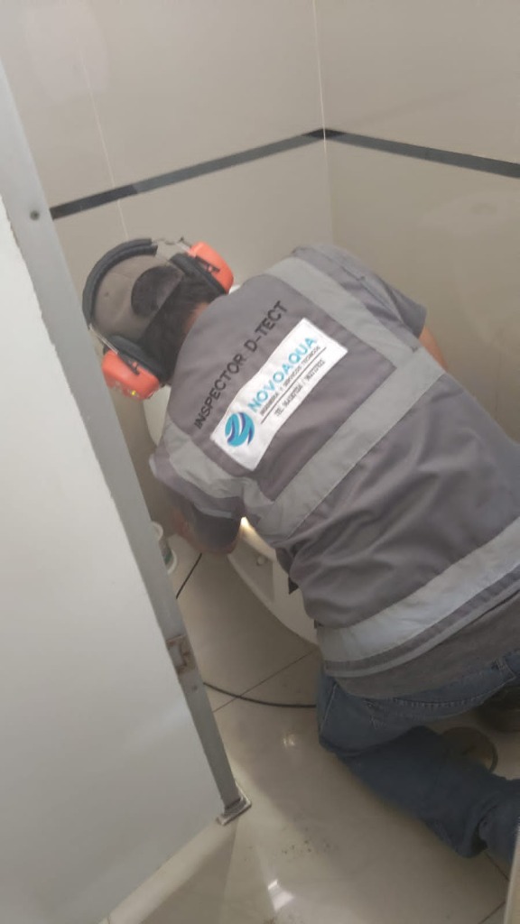 Inspector Novoaqua con geófono en baño