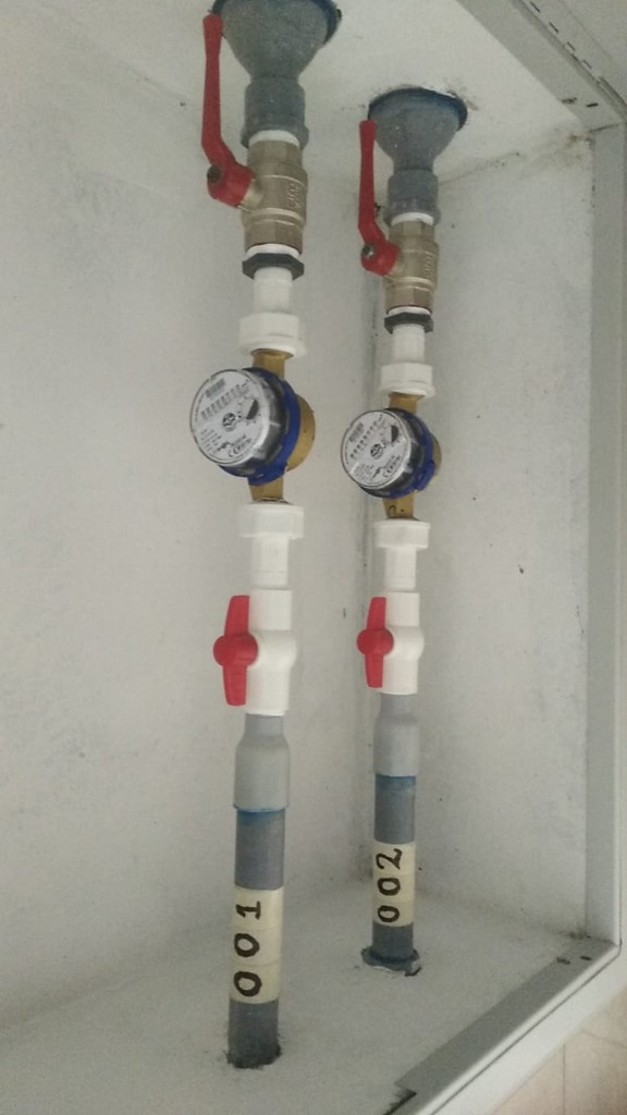 Instalación y conexión vertical de medidores de agua para departamentos